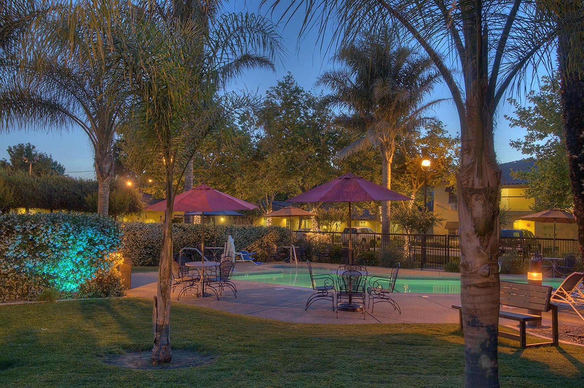 University Park Inn & Suites Davis Exterior photo